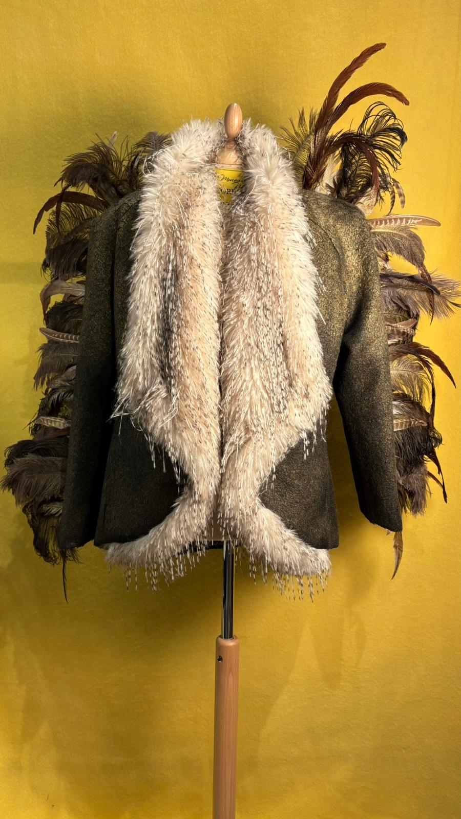 Blazer con piume e ecopelliccia linciata