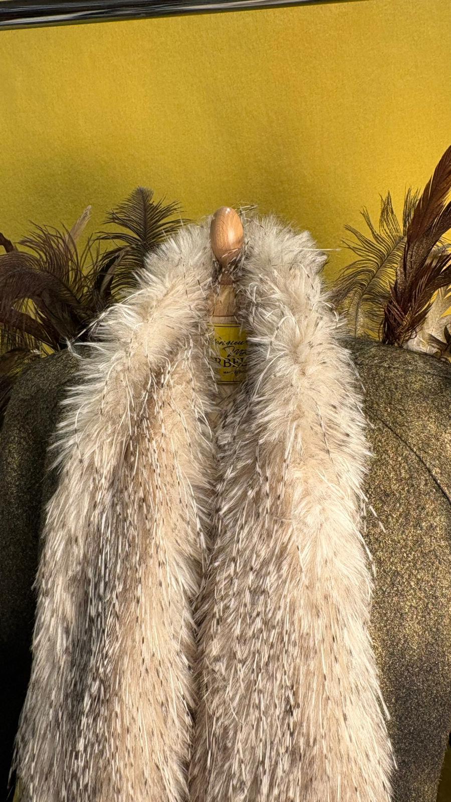 Blazer con piume e ecopelliccia linciata