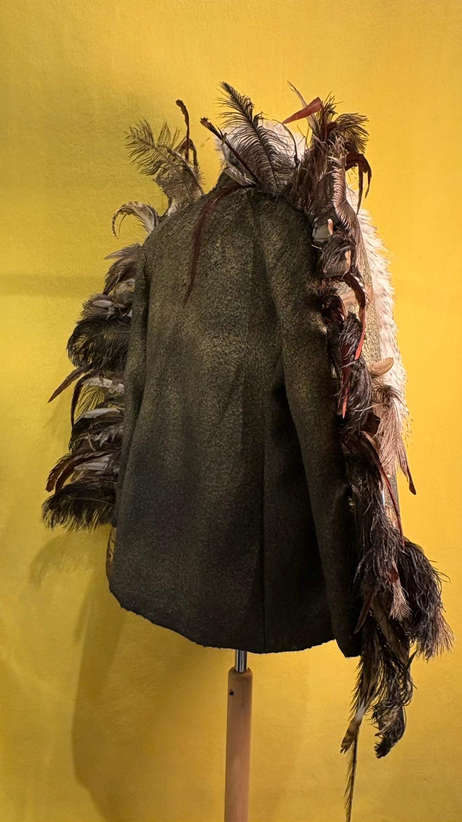 Blazer con piume e ecopelliccia linciata