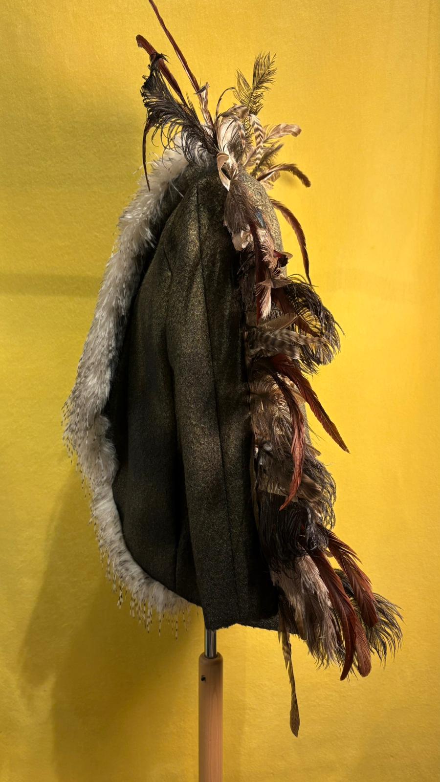 Blazer con piume e ecopelliccia linciata